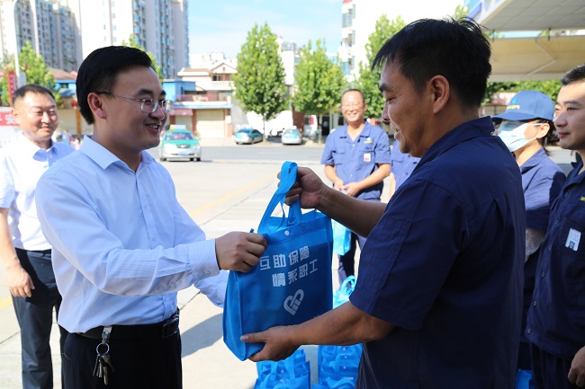 安全為本  情系職工——高溫季，安慶港華為職工撐起“遮陽傘”