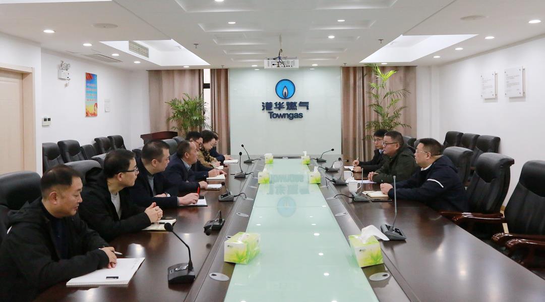 市城管局領(lǐng)導(dǎo)至安慶港華調(diào)研指導(dǎo)燃?xì)獍踩ぷ?>                            <div   id="ysuk6aogu8g"   class="con">
                                <span id="ysuk6aogu8g"    class="title">市城管局領(lǐng)導(dǎo)至安慶港華調(diào)研指導(dǎo)燃?xì)獍踩ぷ?/span>
                                <p class="des">
	　　12月8日上午，市城市管理局黨組書記、局長(zhǎng)華明，黨組成員、副局長(zhǎng)張賢惜率相關(guān)科室負(fù)責(zé)同志至安慶港華燃?xì)?，調(diào)研指導(dǎo)城市燃?xì)獍踩９┕ぷ?。安慶港華燃?xì)恻h委書記、董事長(zhǎng)程志求及公司管理層陪同調(diào)研。


	　　調(diào)研中，華局長(zhǎng)一行認(rèn)真聽取了安慶港華燃?xì)怅P(guān)于城區(qū)及周邊鄉(xiāng)鎮(zhèn)冬季燃?xì)獍踩?yīng)保障工作的匯報(bào)，詳細(xì)問詢了城市燃?xì)庀乱浑A段安全服務(wù)提升的有關(guān)工作安排。華局長(zhǎng)指出，天然氣安全穩(wěn)定供應(yīng)事關(guān)百姓...</p>
                            </div>
                            <div   id="ysuk6aogu8g"   class="time">
                                <span id="ysuk6aogu8g"    class="day">08</span>
                                <span id="ysuk6aogu8g"    class="year-month">2022-12</span>
                            </div>
                        </a>
                    </li>
                                        <li>
                        <a href="show.php?Id=2098" target="_blank">
                                                        <div   id="ysuk6aogu8g"   class="con">
                                <span id="ysuk6aogu8g"    class="title">安慶港華召開保密工作專題培訓(xùn)會(huì)</span>
                                <p class="des">
	　　為進(jìn)一步加強(qiáng)公司保密工作，增強(qiáng)員工保密意識(shí)，規(guī)范保密工作，11月24日下午，安慶港華開展保密工作專題培訓(xùn)會(huì)，公司黨政班子成員、部門管理人員及關(guān)鍵崗位人員共計(jì)70余人參加。


	　　培訓(xùn)邀請(qǐng)了市委辦公室保密管理科王象琨科長(zhǎng)做專題授課。王科長(zhǎng)通過分析實(shí)際案例和保密安全工作宣教片的方式以案說法，詳細(xì)講解保密工作相關(guān)的基本法規(guī)、涉密載體、涉密隱患和保密工作管理制度等方面的知識(shí)，重點(diǎn)講解了...</p>
                            </div>
                            <div   id="ysuk6aogu8g"   class="time">
                                <span id="ysuk6aogu8g"    class="day">25</span>
                                <span id="ysuk6aogu8g"    class="year-month">2022-11</span>
                            </div>
                        </a>
                    </li>
                                    </ul>
                <div   id="ysuk6aogu8g"   class="pagination">
                <a href=?pid=2&ty=21&page=1 title=第1頁>1</a><a>...</a><a href=?pid=2&ty=21&page=28 title=第28頁>28</a><a title=第29頁 class=